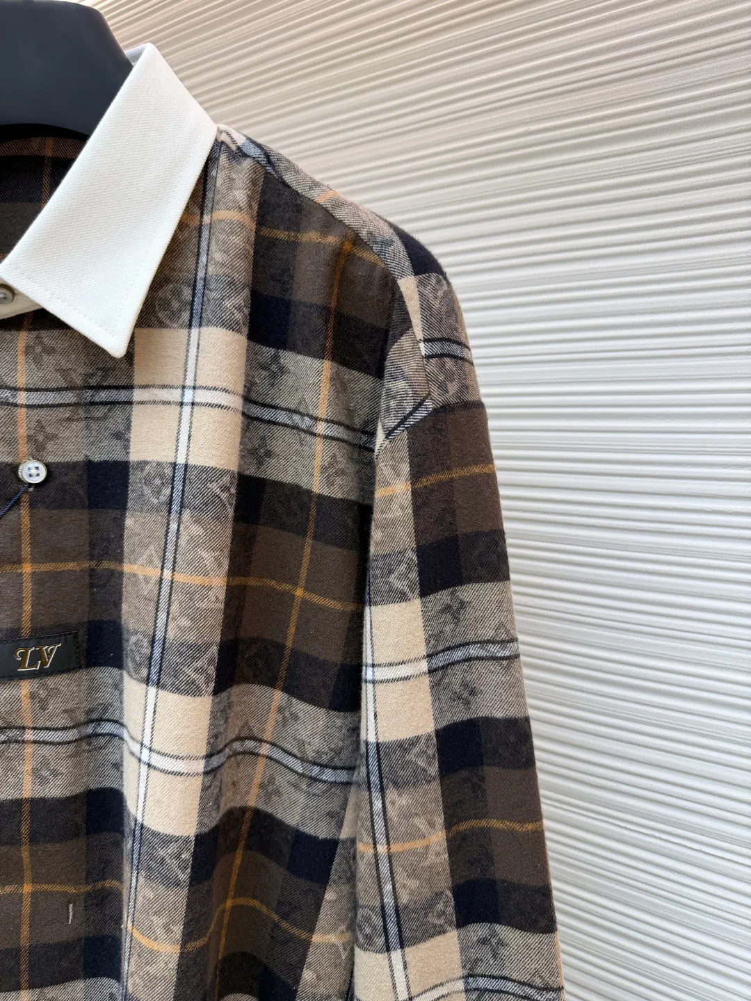 LOUIS VUITTON Contrast color lapel flannel long-sleeved polo shirt ●Original version: Purchased and developed for 13400 ●Item number: 1681490-B25 ●Material: jacquard dark grain cotton fabric ●Technology: jacquard production ●Color: brown ●Version: fitted version ●Weight: about 410 grams ●Size: XS-S-M-L ●Description: This Louis Vuitton plaid shirt is exquisitely crafted. The fabric adopts customized plaid jacquard technology, which combines the brand's classic pattern with plaid elements. It undergoes multiple yarn-dyed processes to ensure that the plaid is full of color and clear in texture. The white splicing part of the collar and cuffs is made of high-count cotton fabric, and has been carefully cut and spliced ​​to have smooth and compliant edges. The brand logo on the body is embroidered with fine embroidery threads and precise positioning, perfectly blending with the plaid fabric. The placket of the shirt uses invisible button technology, and the buttons and fabric are treated with the same color to enhance the overall aesthetics. High-strength silk threads are used in every stitching, and the double-thread stitching process ensures the firmness when worn. Every craft detail demonstrates the brand's pursuit of quality for classic items. The overall wiring is straight and delicate, the fabric is comfortable and soft, and the color is consistent without color difference. It can be matched with the same style to create a fashionable look and control various occasions. Customized accessories, complete with three standards, same style for men and women!